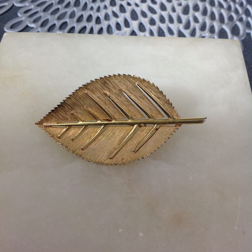 ALAN J.  VINTAGE VEINED LEAF BROOCH BRUSHED GOLD